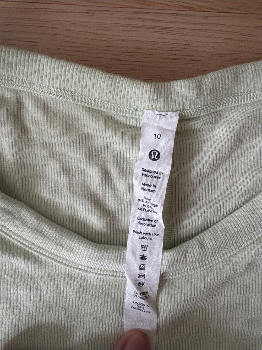 Lululemon hold tight cropped Short Sleeve shirt - kohlrabi (Pale Green), size 10 - Picture 3 of 7